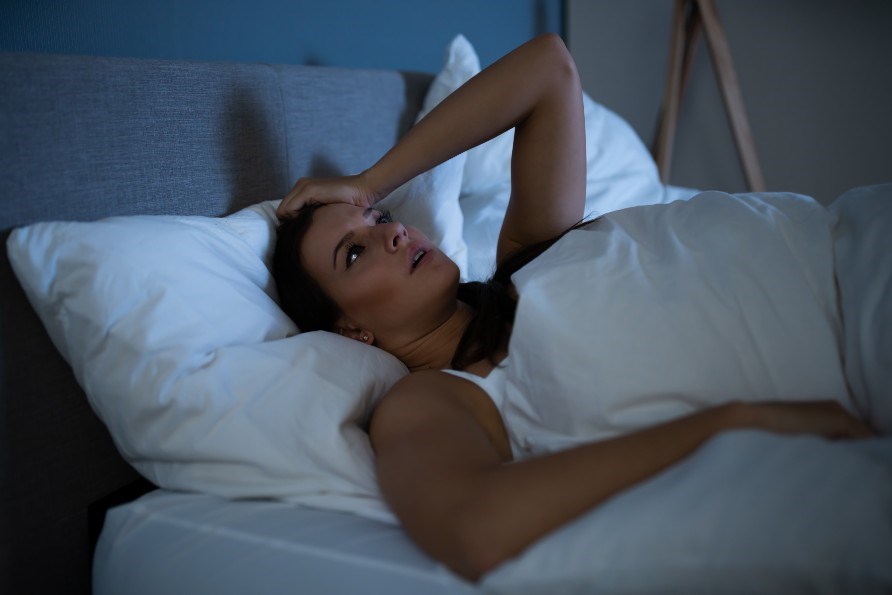 Stressad kvinna med sömnbrist. Stressad kvinna med sömnbrist.